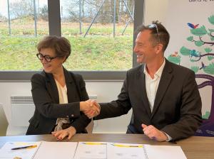 Madame et présidente de la Creuse et le Directeur général Okantis